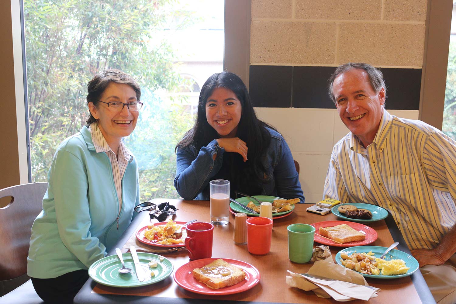 student and family enjoy lunch together